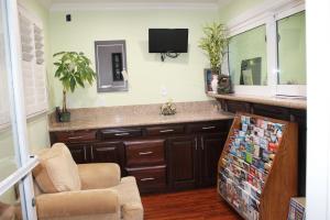 a living room with a sink and a chair at El Rancho Inn in Hawthorne