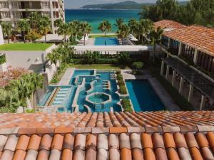 名户The Terrace Club Wellness Thalasso At Busena的享有游泳池顶部的空中景致