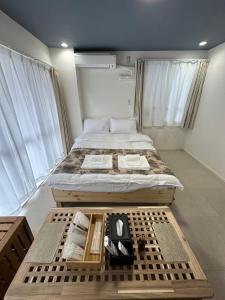 een slaapkamer met een groot bed met een houten frame bij 福ホテル501 in Tokyo