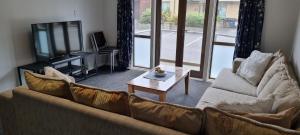 TV a/nebo společenská místnost v ubytování Methven Motel & Apartments