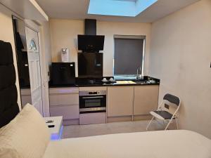 Kuchyň nebo kuchyňský kout v ubytování Studio for 2Guests-Parking-Garden-NearLondon-Ac