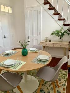 een eetkamer met een houten tafel en stoelen bij Retiro dos Reis in Horta