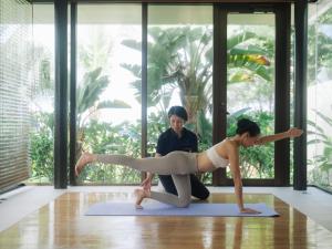 名户The Terrace Club Wellness Thalasso At Busena的做瑜伽的男人和女人