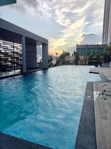 ジョホールバルにあるWarm home skytrees beautiful hillsの建物内の青い水の大きなプール