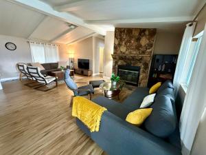 Χώρος καθιστικού στο Scenic Lake House & Dog Friendly