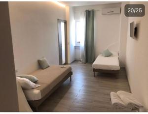 Postel nebo postele na pokoji v ubytování piazza Marconi Rooms