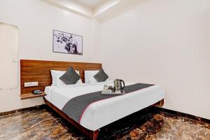 印多尔Townhouse Hotel O Benchmark的房间里有一张大床的卧室