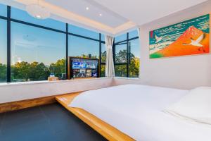 Postel nebo postele na pokoji v ubytování Shenzhen Yusu Linting Seaview Inn Judiaosha Branch
