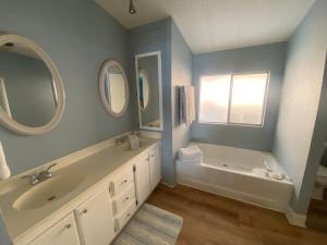 Ένα μπάνιο στο Scenic Lake House & Dog Friendly +28 φωτογραφίες