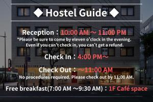 un panneau indiquant un guide d'hôtel sur un bâtiment dans l'établissement UNPLAN Fukuoka, à Fukuoka 67 autres photos