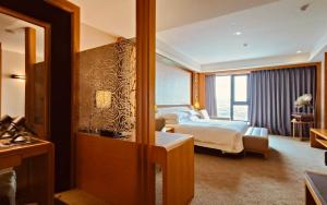 a hotel room with a bed and a window at LihPao Resort - Fullon Hotel in Houli +81 photos