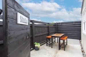 Balkón nebo terasa v ubytování Skyline Breeze Studio