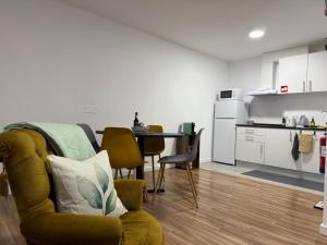 a living room with a table and chairs and a kitchen at Sao Lourenco in Caniçal
