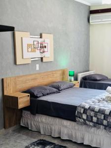 Un dormitorio con dos camas en una habitación. en Prime Garden Pousada, en Socorro