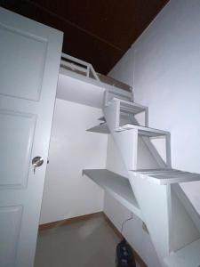Palanda nebo palandy na pokoji v ubytování The Roam Inn