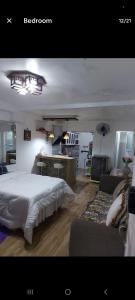 Kama o mga kama sa kuwarto sa Studio room transient neo Calapan