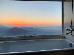 Una imagen general de la montaña o una montaña tomada desde el complejo de cabañas