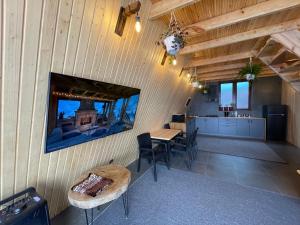 a room with a table and chairs and a kitchen at Balandda Chimgan in Chimgan