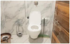 Vannituba majutusasutuses UJJAIN BUDGET HOTL M A A - T U L S H I - Near Mahakal Temple And Railway Station - Fully-Air-Conditioned hotel at prime location With Wifi - BEST GUEST HOUSE IN UJJAIN +15 fotot