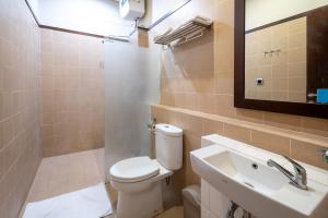 Koupelna v ubytování Samawa Transit Hotel