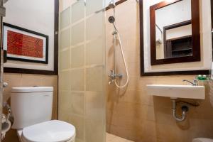 Koupelna v ubytování Samawa Transit Hotel