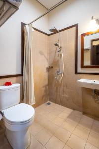 Koupelna v ubytování Samawa Transit Hotel