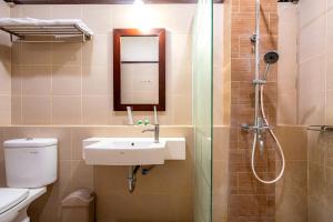 Koupelna v ubytování Samawa Transit Hotel