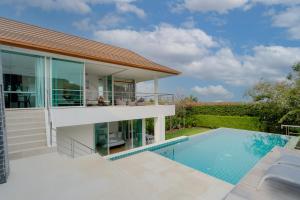 una imagen de una casa con piscina en Luxury 3 Bedroom Villa, Sea View PM-A5, en Khao Tao