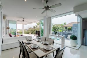 Un comedor con mesa y sillas en Luxury 3 Bedroom Villa, Sea View PM-A5, en Khao Tao