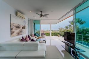 Una sala de estar con un sofá blanco y un televisor. en Luxury 3 Bedroom Villa, Sea View PM-A5, en Khao Tao