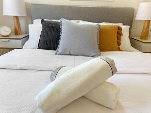 Katil atau katil-katil dalam bilik di Blissful Silver Sands Retreat - Aldinga Beach - C21 SouthCoast Holidays