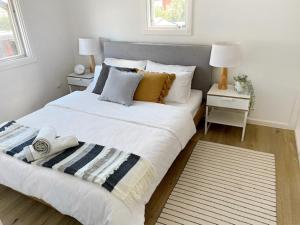 Katil atau katil-katil dalam bilik di Blissful Silver Sands Retreat - Aldinga Beach - C21 SouthCoast Holidays +11 gambar