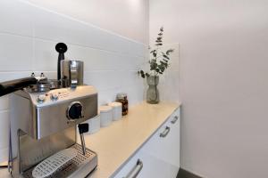 Dapur atau dapur kecil di Blissful Silver Sands Retreat - Aldinga Beach - C21 SouthCoast Holidays