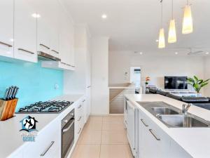 Η κουζίνα ή μικρή κουζίνα στο Modern Coastal with Sparkling Sea Views in Victor Harbor