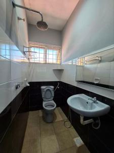 un baño con inodoro y lavabo en Juwita Homestay Bukit Katil - Free Unifi and 15 Minutes To Town, en Melaka