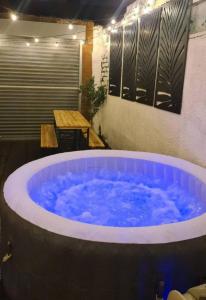 duża wanna wypełniona błękitną wodą w pokoju w obiekcie HotTub,Sauna,Massage,BBQ,Games,Beach! w mieście Sunderland