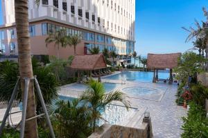 Der Swimmingpool an oder in der Nähe von The Apec Mandala Ocean View Mui Ne - Condotel