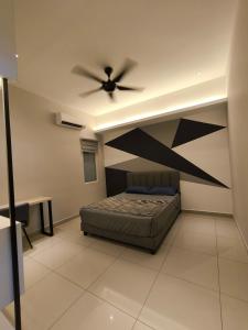 a bedroom with a ceiling fan and a bed at Venus Home Retreat - Pool,Gym,Playground,Rooftop Garden View in Kampong Lumut Kiri