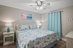 デスティンにあるPelican Beach Resort Destinのベッドルーム1室(ベッド1台、シーリングファン付)