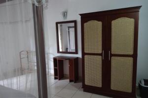 d'un miroir et d'une armoire en bois. dans l'établissement Villa Wunderschön, à Bentota 49 autres photos