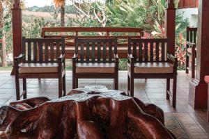 two chairs and a table with a wooden tree stump at Primavera villa with 7 bedrooms in Krambitan