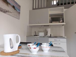 Kuchyň nebo kuchyňský kout v ubytování Maison cosy avec terrasse et accès piscine, Notre-Dame-de-Monts - 4 pers - FR-1-540-316