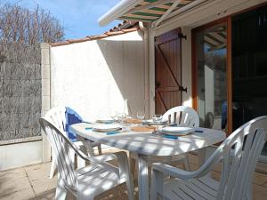 Balkón nebo terasa v ubytování Maison cosy avec terrasse et accès piscine, Notre-Dame-de-Monts - 4 pers - FR-1-540-316