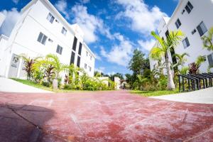 an empty street in front of a white building at Selva escondida in Puerto Morelos