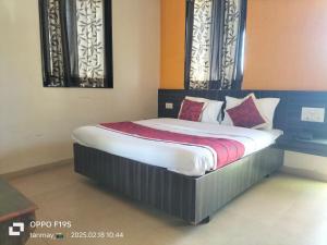 Postel nebo postele na pokoji v ubytování HOTEL SHRI PUSHPANJALI SHIRDI
