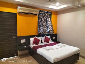 Postel nebo postele na pokoji v ubytování HOTEL SHRI PUSHPANJALI SHIRDI