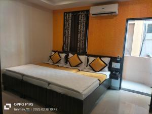 Postel nebo postele na pokoji v ubytování HOTEL SHRI PUSHPANJALI SHIRDI