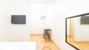 TV a/nebo společenská místnost v ubytování Golden Empress Hotel Urdaneta Pangasinan by RedDoorz