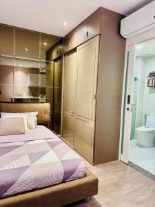 Ένα ή περισσότερα κρεβάτια σε δωμάτιο στο Luxury 2 Person Apartment in Heart of Phuket