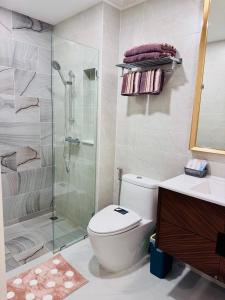 Ένα μπάνιο στο Luxury 2 Person Apartment in Heart of Phuket